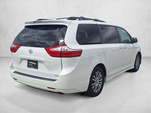 Used 2019 Toyota Sienna XLE Premium w/ Carpet Mat Package FWD image 5