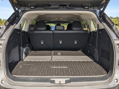 Used 2025 Toyota Highlander XLE image 10