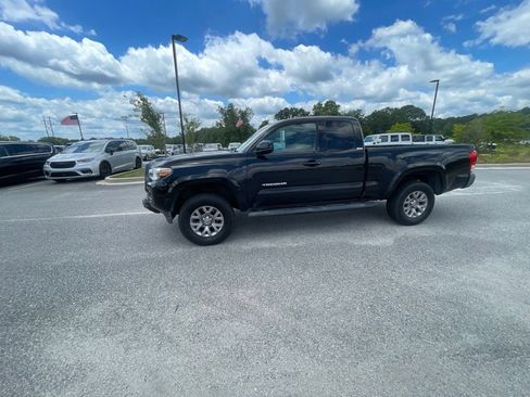 Used 2016 Toyota Tacoma SR5 w/ SR5 Appearance Package (DM) AWD/4WD image 3