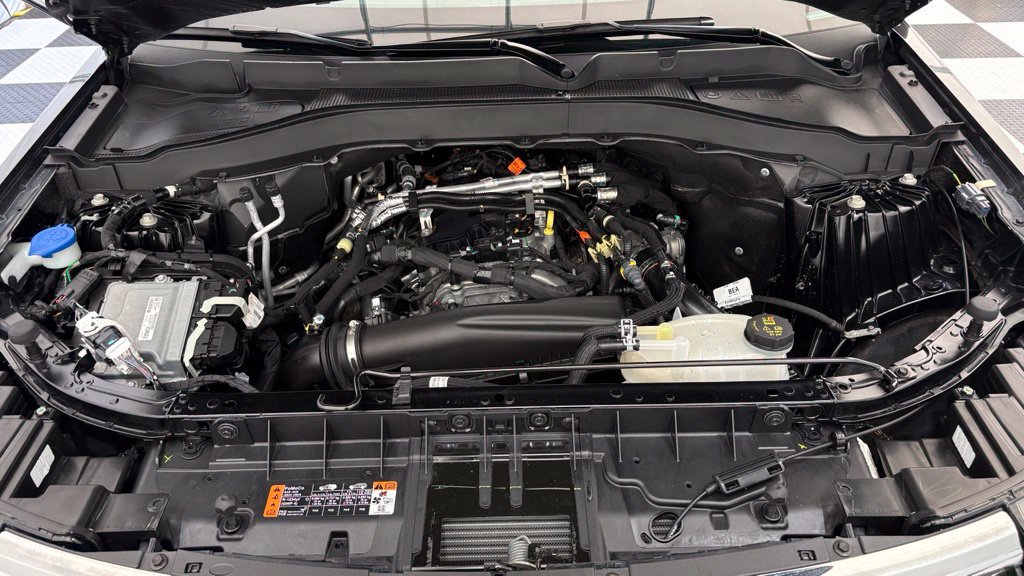 Used 2025 Ford Explorer Active AWD/4WD image 11