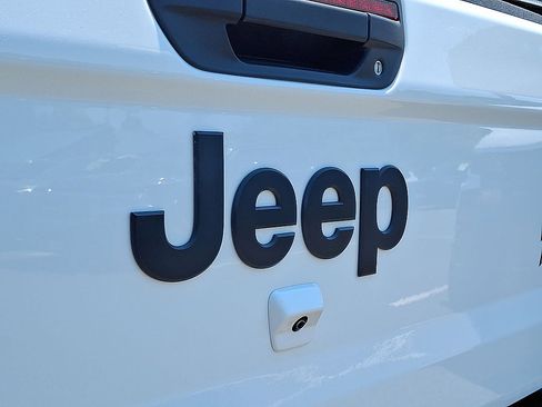 Used 2025 Jeep Gladiator Overland AWD/4WD image 30