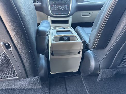 Used 2016 Chrysler Town & Country Touring-L w/ Driver Convenience Group image 29