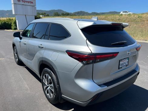 Used 2023 Toyota Highlander XLE AWD/4WD image 8