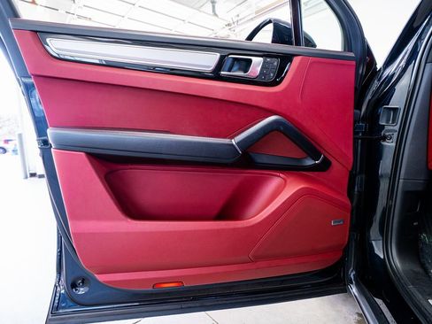 Used 2022 Porsche Cayenne Platinum Edition image 30