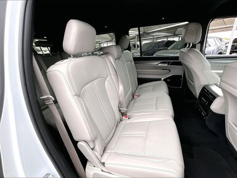 Used 2025 Jeep Wagoneer 4WD image 38