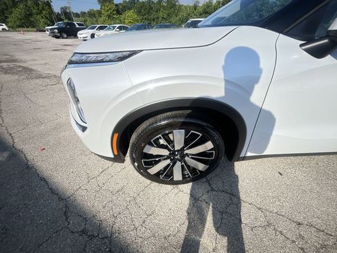 New 2025 Mitsubishi Outlander SE image 10