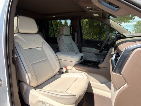 Used 2025 GMC Yukon Denali w/ Sun & Power Step Package AWD/4WD image 16