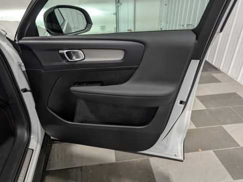 Used 2025 Volvo XC40 B5 Plus image 26