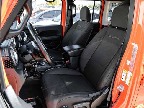 Used 2018 Jeep Wrangler Unlimited Sahara image 34