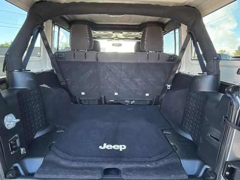 Used 2016 Jeep Wrangler Unlimited Rubicon w/ Connectivity Group AWD/4WD image 35