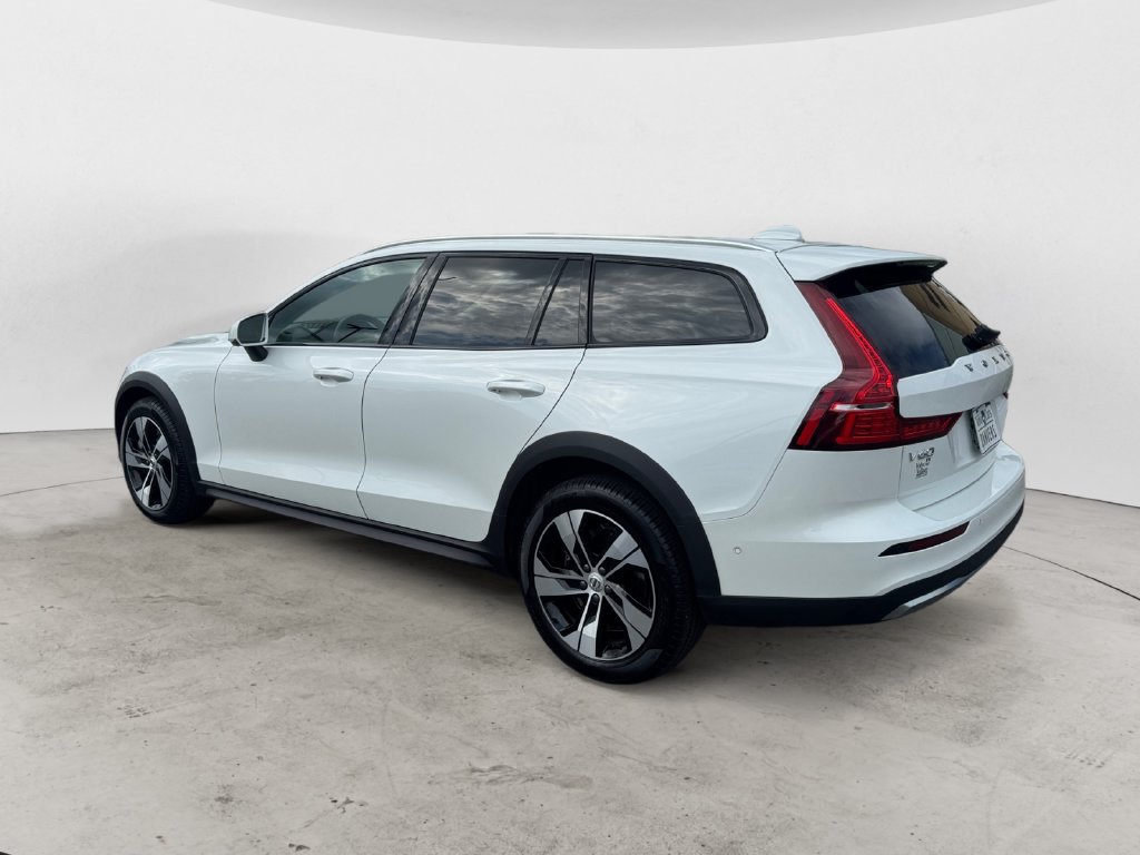 Certified 2025 Volvo V60 B5 Cross Country Plus AWD/4WD image 4