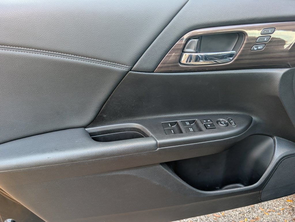Used 2017 Honda Accord EX-L image 9