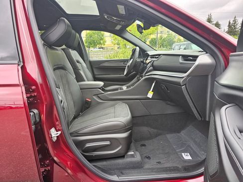 New 2025 Jeep Grand Cherokee Altitude image 12