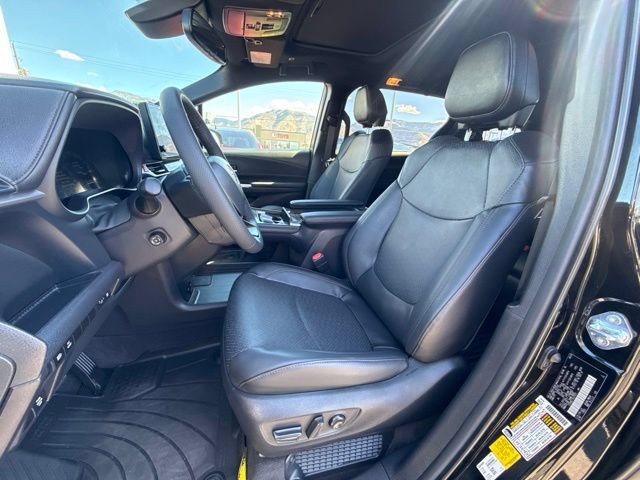 Used 2025 Toyota Sienna Limited FWD image 10