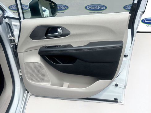 Used 2023 Chrysler Pacifica Touring-L FWD image 28