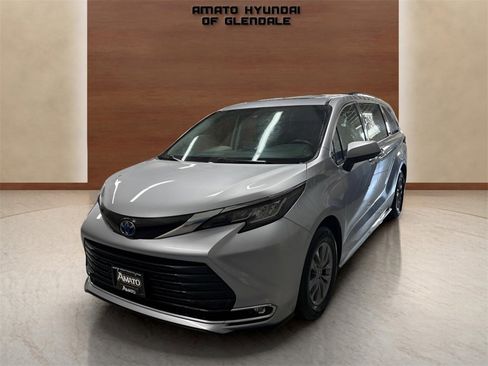Used 2023 Toyota Sienna XLE image 2