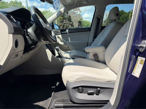 Used 2023 Volkswagen Tiguan SE AWD/4WD image 15