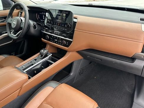 Used 2024 Nissan Pathfinder Platinum w/ Lighting Package (N92) FWD image 9