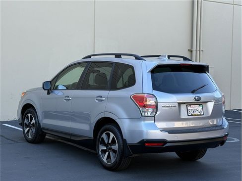 Used 2018 Subaru Forester 2.5i Premium w/ All-Weather Package AWD/4WD image 4