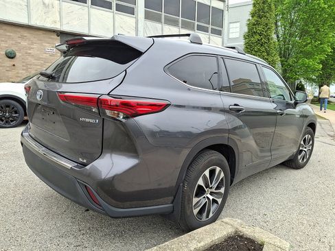 Used 2021 Toyota Highlander XLE AWD/4WD image 4