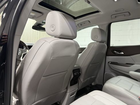 Used 2023 GMC Acadia SLT w/ Technology Package image 18