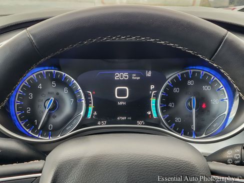 Used 2023 Chrysler Pacifica Touring-L FWD image 16