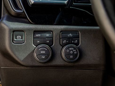 Used 2025 Chevrolet Silverado 1500 LT Trail Boss w/ Convenience Package II image 21