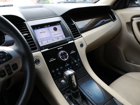 Used 2019 Ford Taurus Limited AWD/4WD image 14