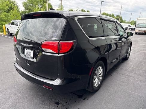 Used 2017 Chrysler Pacifica Touring w/ Tire & Wheel Group FWD image 4