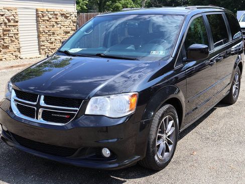 Used 2017 Dodge Grand Caravan SXT FWD image 3