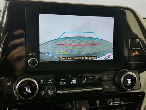 Used 2024 Toyota Highlander XLE AWD/4WD image 13