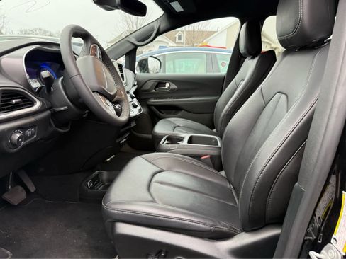 Used 2025 Chrysler Pacifica Select image 5