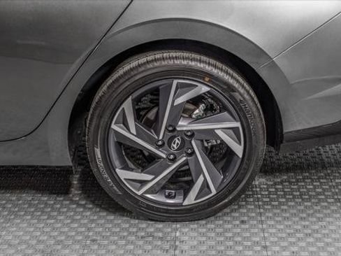 Used 2025 Hyundai Elantra SEL image 36