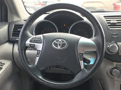 Used 2011 Toyota Highlander SE w/ Tow Pkg image 14