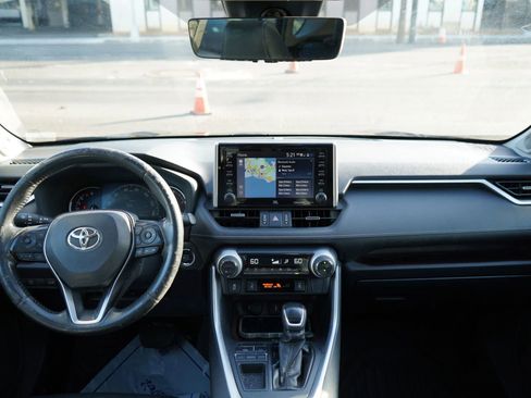 Used 2020 Toyota RAV4 Limited FWD image 19