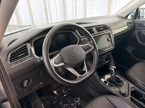 Used 2024 Volkswagen Tiguan SE w/ Panoramic Sunroof Package AWD/4WD image 4