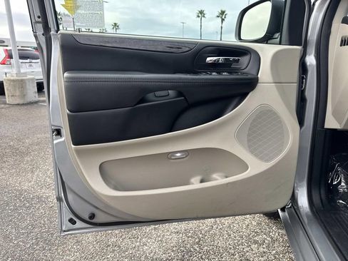 Used 2018 Dodge Grand Caravan SE w/ UConnect Hands-Free Group image 17