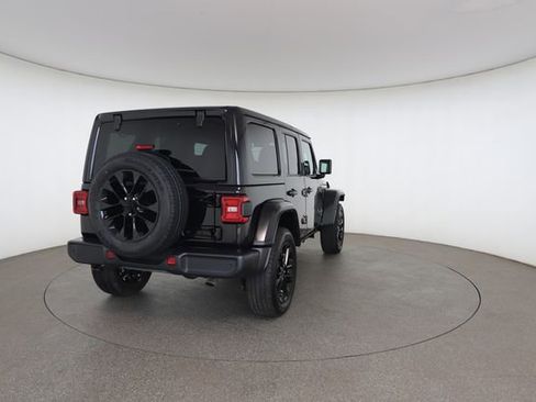 Used 2025 Jeep Wrangler Unlimited Sahara w/ Safety Group AWD/4WD image 17