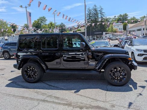 Used 2022 Jeep Wrangler Unlimited Sahara AWD/4WD image 5