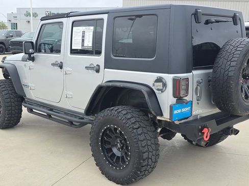 Used 2010 Jeep Wrangler Unlimited Sahara w/ Trailer Tow Group AWD/4WD image 3