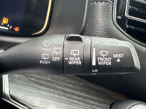 Used 2023 Jeep Wagoneer L Series III w/ Premium Group I image 18