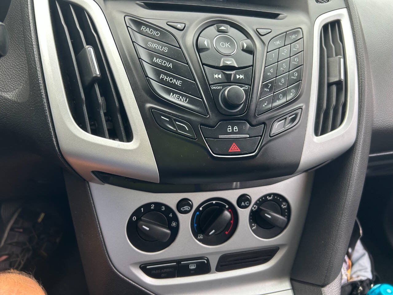 Used 2014 Ford Focus SE w/ SE Sport Package FWD image 18