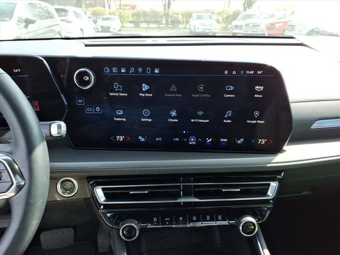 Used 2025 Chevrolet Traverse LT image 11