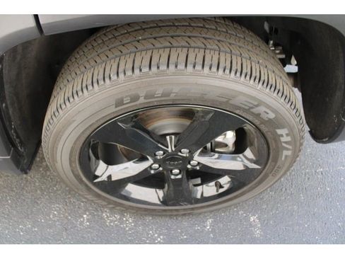 Used 2024 Jeep Grand Cherokee L Altitude AWD/4WD image 9