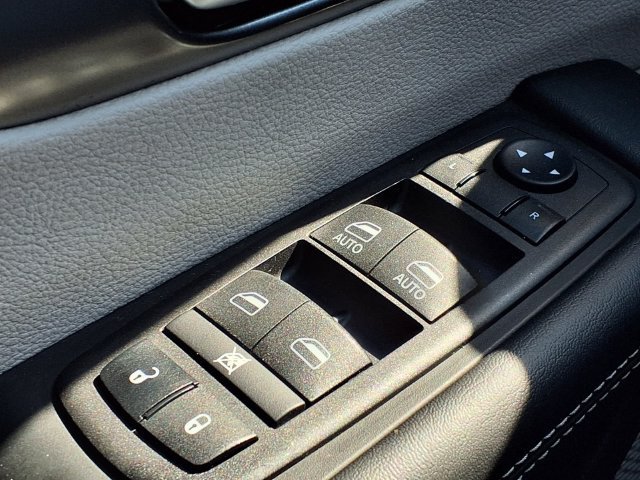 Used 2024 Chrysler Pacifica Touring-L FWD image 17