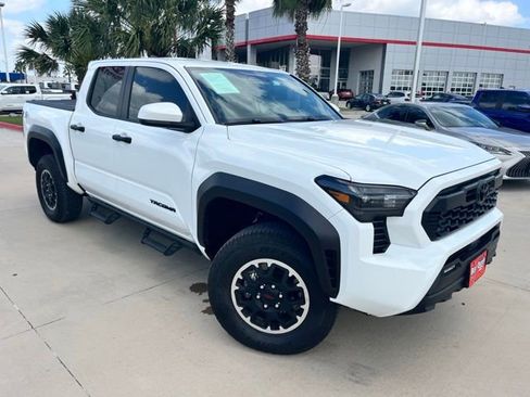 Used 2025 Toyota Tacoma TRD Off-Road AWD/4WD image 1