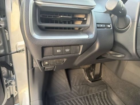 Certified 2025 Toyota Prius LE FWD image 11