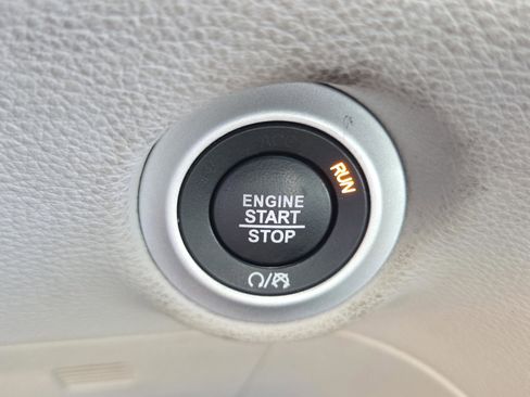 Used 2023 Chrysler Pacifica Limited w/ Uconnect Theater Family Group image 35