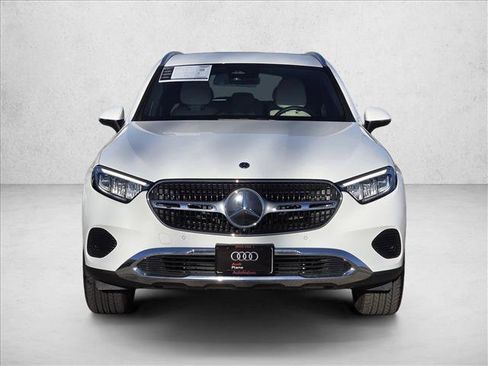 Used 2025 Mercedes-Benz GLC 300 4MATIC image 2