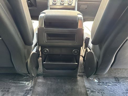 Used 2017 Land Rover Discovery SE image 23